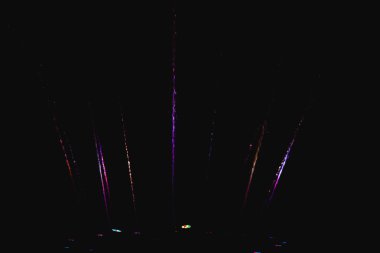 Ukrayna. Kyiv - 05.06.2019 Gökkuşağı renginin gece ışıklarıyla gölde dans eden fıskiyeler.