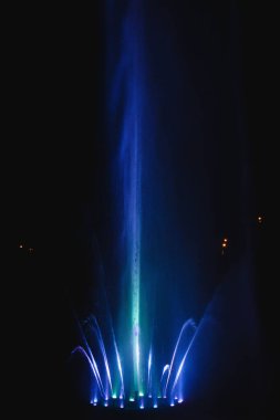 Ukrayna. Kyiv - 05.06.2019 Gökkuşağı renginin gece ışıklarıyla gölde dans eden fıskiyeler.