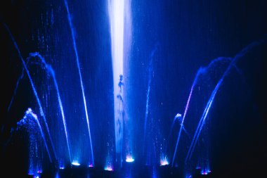 Ukrayna. Kyiv - 05.06.2019 Gökkuşağı renginin gece ışıklarıyla gölde dans eden fıskiyeler.