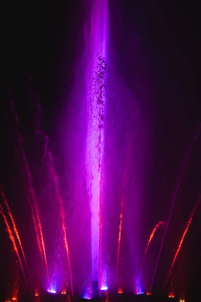 Ukraine. Kiev - 05.06.2019 Incroyable fontaine dansante dans la nuit illumination de la couleur arc-en-ciel avec des illuminations colorées sur le lac . — Photo