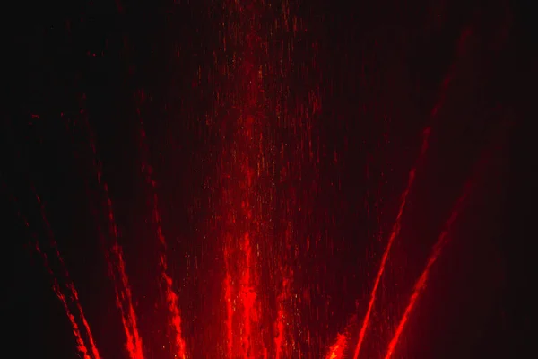 Ucrania. Kiev - 05.06.2019 Increíble fuente de baile en la iluminación nocturna de color arco iris con coloridas iluminaciones en el lago . —  Fotos de Stock