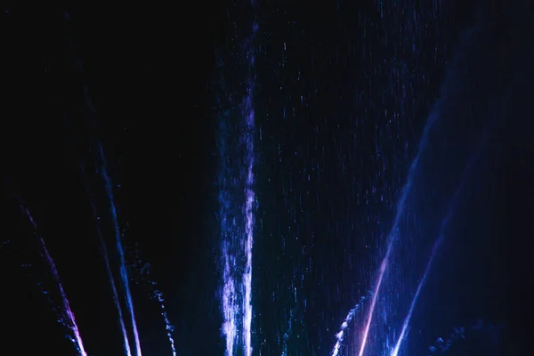 우크라이나. kyiv - 05.06.2019 호수에 다채 로운 조명 과 무지개 빛깔의 밤 조명놀라운 춤 분수. — 스톡 사진