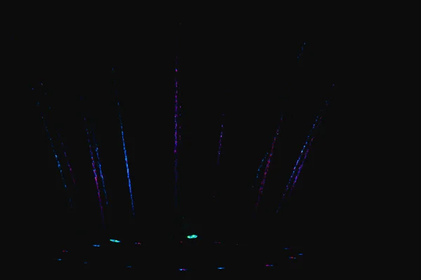 Ukrainisch. kyiv - 05.06.2019 erstaunliche tanzende Fontäne in der Nacht Illumination der Regenbogenfarbe mit bunten Illumination auf dem See. — Stockfoto