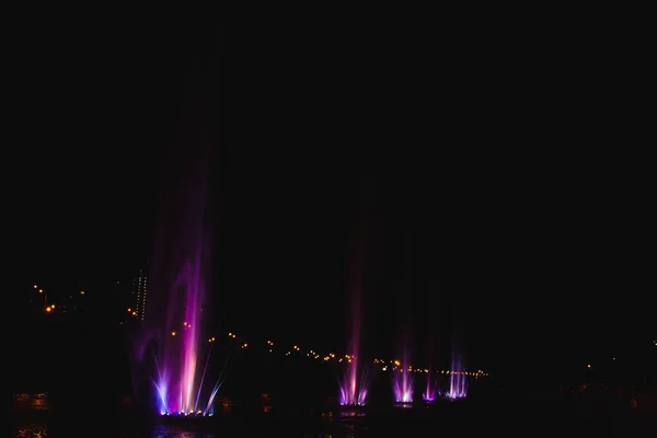 Ukraine. Kiev - 05.06.2019 Incroyable fontaine dansante dans la nuit illumination de la couleur arc-en-ciel avec des illuminations colorées sur le lac . — Photo