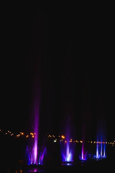 Ukraina. Kijów - 05.06.2019 Niesamowita tańcząca fontanna w nocnym oświetleniu tęczy z kolorowymi iluminacjami nad jeziorem. — Zdjęcie stockowe