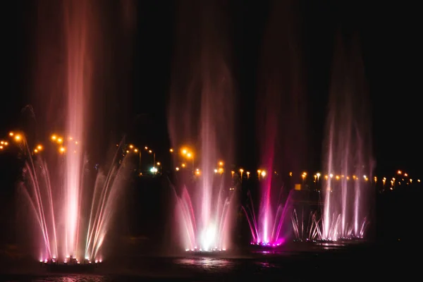 Ucrania. Kiev - 05.06.2019 Increíble fuente de baile en la iluminación nocturna de color arco iris con coloridas iluminaciones en el lago . — Foto de Stock