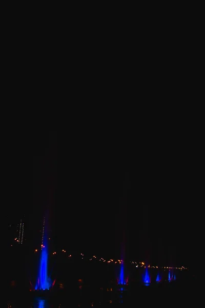 ウクライナだキエフ- 05.06.2019湖の上にカラフルな照明と虹の色の夜の照明で素晴らしいダンス噴水. — ストック写真
