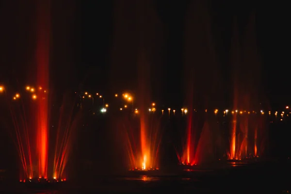 Ucrânia. Kyiv - 05.06.2019 Fonte de dança incrível na iluminação noturna da cor do arco-íris com iluminações coloridas no lago . — Fotografia de Stock