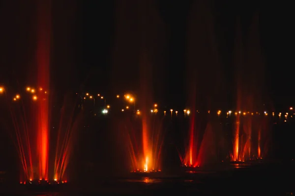 Ucrania. Kiev - 05.06.2019 Increíble fuente de baile en la iluminación nocturna de color arco iris con coloridas iluminaciones en el lago . — Foto de Stock