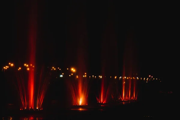 Ukraine. Kyiv - 05.06.2019 Amazing dancing fountain in the night illumination of rainbow color with colorful illuminations on the lake. — Stock Photo, Image