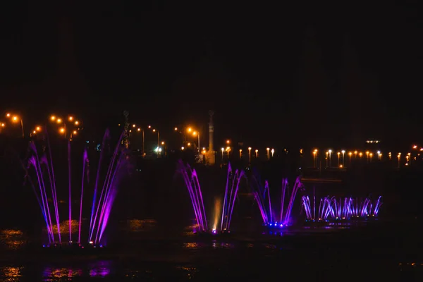 Ukrayna. Kyiv - 05.06.2019 Gökkuşağı renginin gece ışıklarıyla gölde dans eden fıskiyeler. — Stok fotoğraf