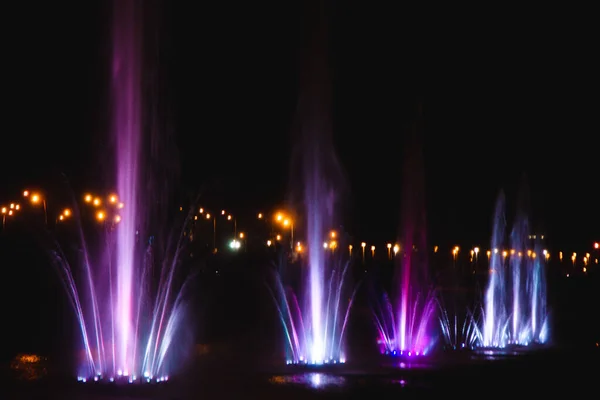 Ukrayna. Kyiv - 05.06.2019 Gökkuşağı renginin gece ışıklarıyla gölde dans eden fıskiyeler. — Stok fotoğraf