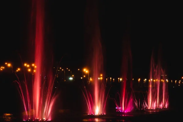 Ukraine. Kiev - 05.06.2019 Incroyable fontaine dansante dans la nuit illumination de la couleur arc-en-ciel avec des illuminations colorées sur le lac . — Photo