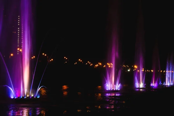 ウクライナだキエフ- 05.06.2019湖の上にカラフルな照明と虹の色の夜の照明で素晴らしいダンス噴水. — ストック写真