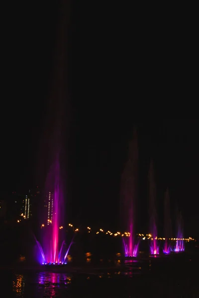 Ukraine. Kiev - 05.06.2019 Incroyable fontaine dansante dans la nuit illumination de la couleur arc-en-ciel avec des illuminations colorées sur le lac . — Photo