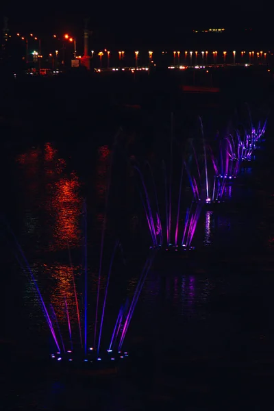 Ucrânia. Kyiv - 05.06.2019 Fonte de dança incrível na iluminação noturna da cor do arco-íris com iluminações coloridas no lago . — Fotografia de Stock