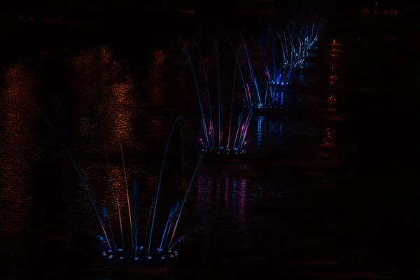 Ukraina. Kiev - 05.06.2019 Fantastisk dans fontän i natten belysning av regnbågens färg med färgglada belysning på sjön. — Stockfoto