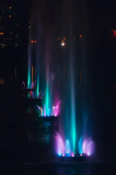 Oekraïne. Kiev - 05.06.2019 Geweldige dansende fontein in de nacht verlichting van regenboog kleur met kleurrijke verlichting op het meer. — Stockfoto