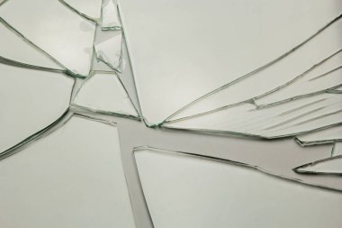 Beyazda izole edilmiş görüntüleriniz için kırık cam arka plan. Parçalanmış bir sürü büyük parça.