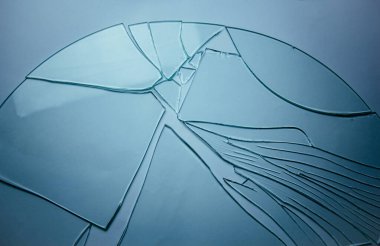 Beyazda izole edilmiş görüntüleriniz için kırık cam arka plan. Parçalanmış bir sürü büyük parça.