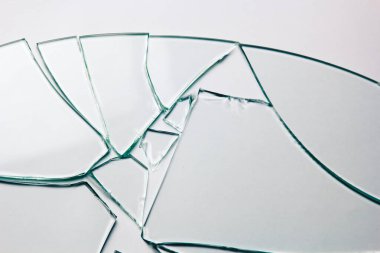 Beyazda izole edilmiş görüntüleriniz için kırık cam arka plan. Parçalanmış bir sürü büyük parça.