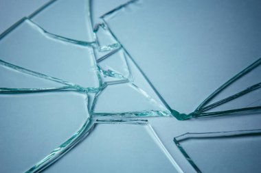 Beyazda izole edilmiş görüntüleriniz için kırık cam arka plan. Parçalanmış bir sürü büyük parça.