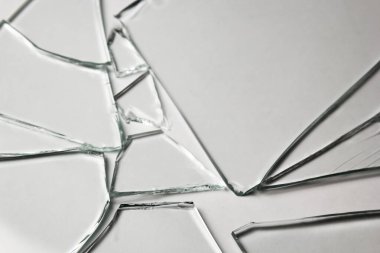 Beyazda izole edilmiş görüntüleriniz için kırık cam arka plan. Parçalanmış bir sürü büyük parça.