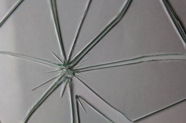 Kırık cam yığını doku ve arka plan parçaları beyaz, çatlak pencere efektine izole edilmiş. Acil durum..