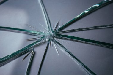 Kırık cam yığını doku ve arka plan parçaları beyaz, çatlak pencere efektine izole edilmiş. Acil durum..