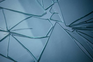 Kırık cam yığını doku ve arka plan parçaları beyaz, çatlak pencere efektine izole edilmiş. Acil durum..