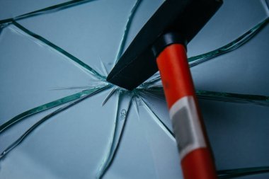 Beyazda izole edilmiş görüntüleriniz için kırık cam arka plan. Birçok büyük parça çekiçle darbeden dağıldı..