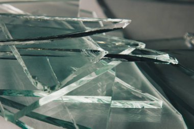 Beyazda izole edilmiş görüntüleriniz için kırık cam arka plan. Şiddet kavramı olarak çekiçten yayılan bir sürü büyük cam parçası..