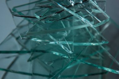 Beyazda izole edilmiş görüntüleriniz için kırık cam arka plan. Şiddet kavramı olarak çekiçten yayılan bir sürü büyük cam parçası..