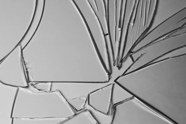 Σπασμένη γυάλινη στοίβα κομμάτια υφής και φόντου που απομονώνονται σε λευκό, ραγισμένο εφέ παραθύρου. Κατάσταση έκτακτης ανάγκης. — Φωτογραφία Αρχείου