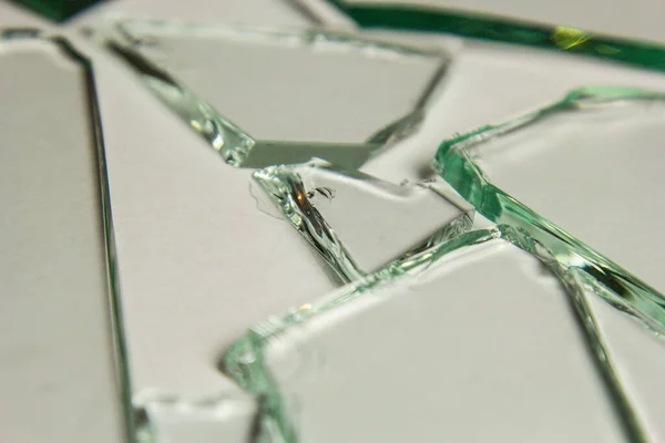 Розбита скляна купа шматочків текстури і фону ізольовані на білому, тріснутому ефекті вікна. Аварійний стан . — стокове фото