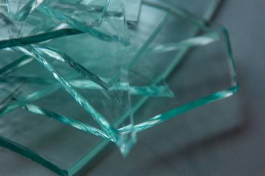 Beyazda izole edilmiş görüntüleriniz için kırık cam arka plan. Şiddet kavramı olarak çekiçten yayılan bir sürü büyük cam parçası..