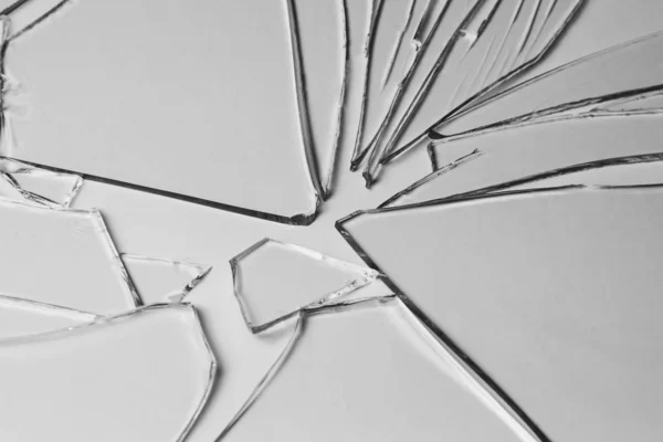 Σπασμένη γυάλινη στοίβα κομμάτια υφής και φόντου που απομονώνονται σε λευκό, ραγισμένο εφέ παραθύρου. Κατάσταση έκτακτης ανάγκης. — Φωτογραφία Αρχείου