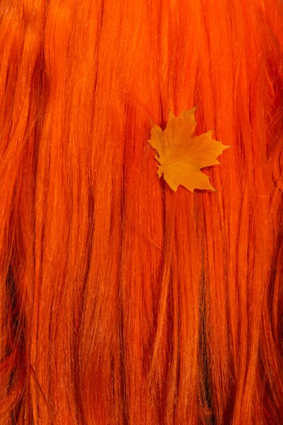 Uzun, güçlü ve kalın saçlı seksi, kızıl saçlı kız. Sonbahar yapraklarının arka planında mükemmel bir kadın portresi. Muhteşem koyu mavi gözler. Doğal güzellik, temiz ten, yüz ve saç bakımı. — Stok fotoğraf