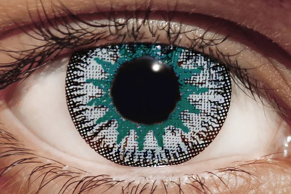 Un primer plano de un ojo con lentes azules grandes y brillantes. Pestañas y pupila de cerca. Cabello rojo y cejas, aspecto conmovedor. — Foto de Stock