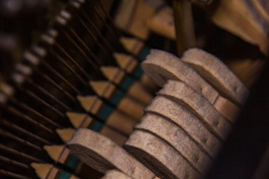 Eski, tozlu piyanoyu içeriden kapat. Terk edilmiş piyano çalan çekiçler. Eski harabe piyanoda müzik çalıyor. İp açma mekanizmasının Gavel 'i.