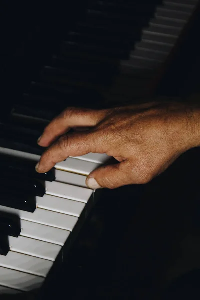Zwei männliche Hände am Klavier. Palmen liegen auf den Tasten und spielen das Tasteninstrument in der Musikschule. Schüler lernt spielen. Hände Pianist. schwarzer dunkler Hintergrund. — Stockfoto