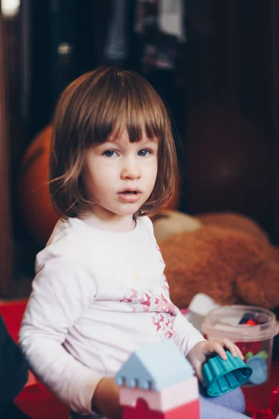 Egy éves mosolygós lány ceruzával rajzol. Színes háttér. Fejlesztési játékok gyerekeknek. Alkotói időtöltés. — Stock Fotó