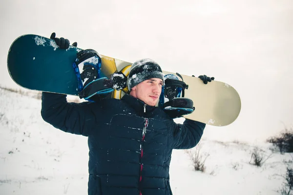 Snowboard yapan mutlu genç adam karlı dağlarda güneşli havanın tadını çıkarıyor. Kış sporu ve eğlence, açık hava aktiviteleri.. — Stok fotoğraf