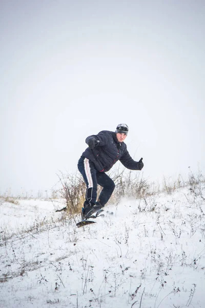 Snowboard yapan mutlu genç adam karlı dağlarda güneşli havanın tadını çıkarıyor. Kış sporu ve eğlence, açık hava aktiviteleri.. — Stok fotoğraf