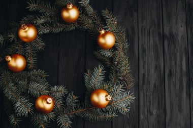 Siyah ahşap masada renkli Noel süsleri. Tahta arka planda Xmas topları. Üst görünüm, boşluğu kopyala. yeni yıl.