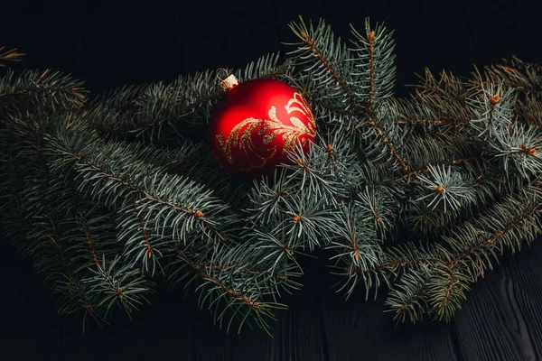 Navidad composición de la decoración de Año Nuevo. Vista superior de ramas de árbol de piel y marco de bolas sobre fondo de madera con lugar para su texto. de cerca . — Foto de Stock