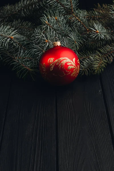 Navidad composición de la decoración de Año Nuevo. Vista superior de ramas de árbol de piel y marco de bolas sobre fondo de madera con lugar para su texto. de cerca . — Foto de Stock