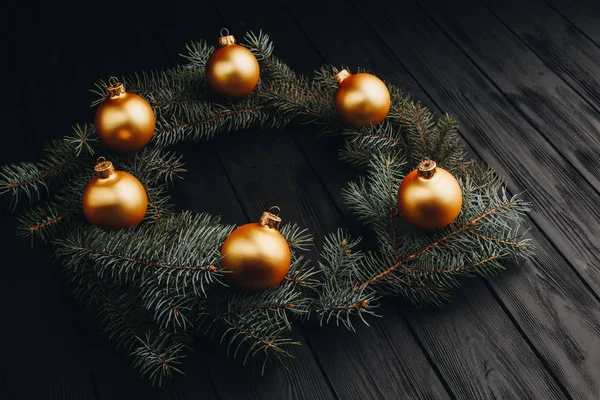 Decoraciones de Navidad de colores en la mesa de madera negra. Bolas de Navidad sobre fondo de madera. Vista superior, espacio de copia. año nuevo . — Foto de Stock