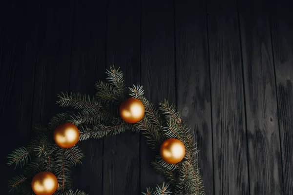 Decoraciones de Navidad de colores en la mesa de madera negra. Bolas de Navidad sobre fondo de madera. Vista superior, espacio de copia. año nuevo . — Foto de Stock