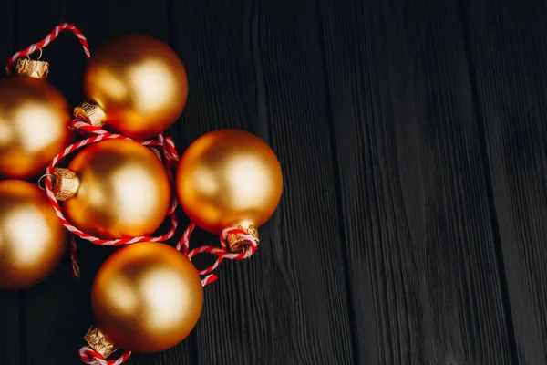 Decorações de Natal coloridas em mesa de madeira preta. Bolas de Natal no fundo de madeira. Vista superior, espaço de cópia. ano novo . — Fotografia de Stock